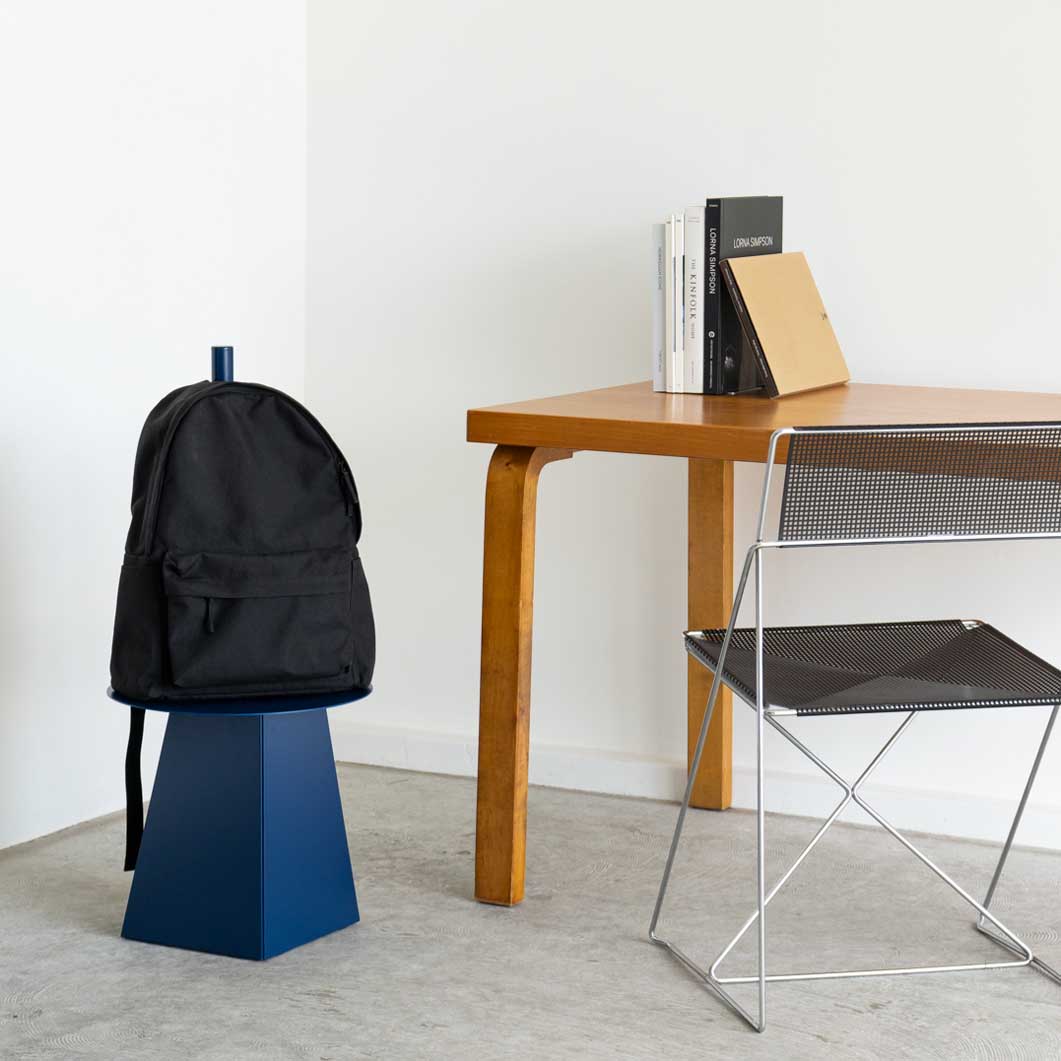 Bag Stand Stool �_�[�N�u���[