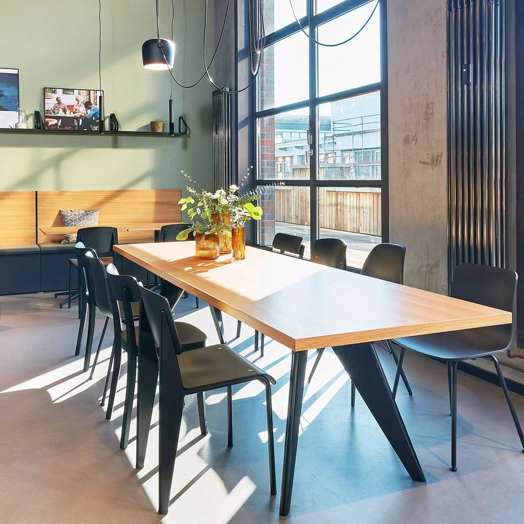 Vitra Prouve �X�^���_�[�h �`�F�A �_�[�N�I�[�N x �f�B�[�v�u���b�N