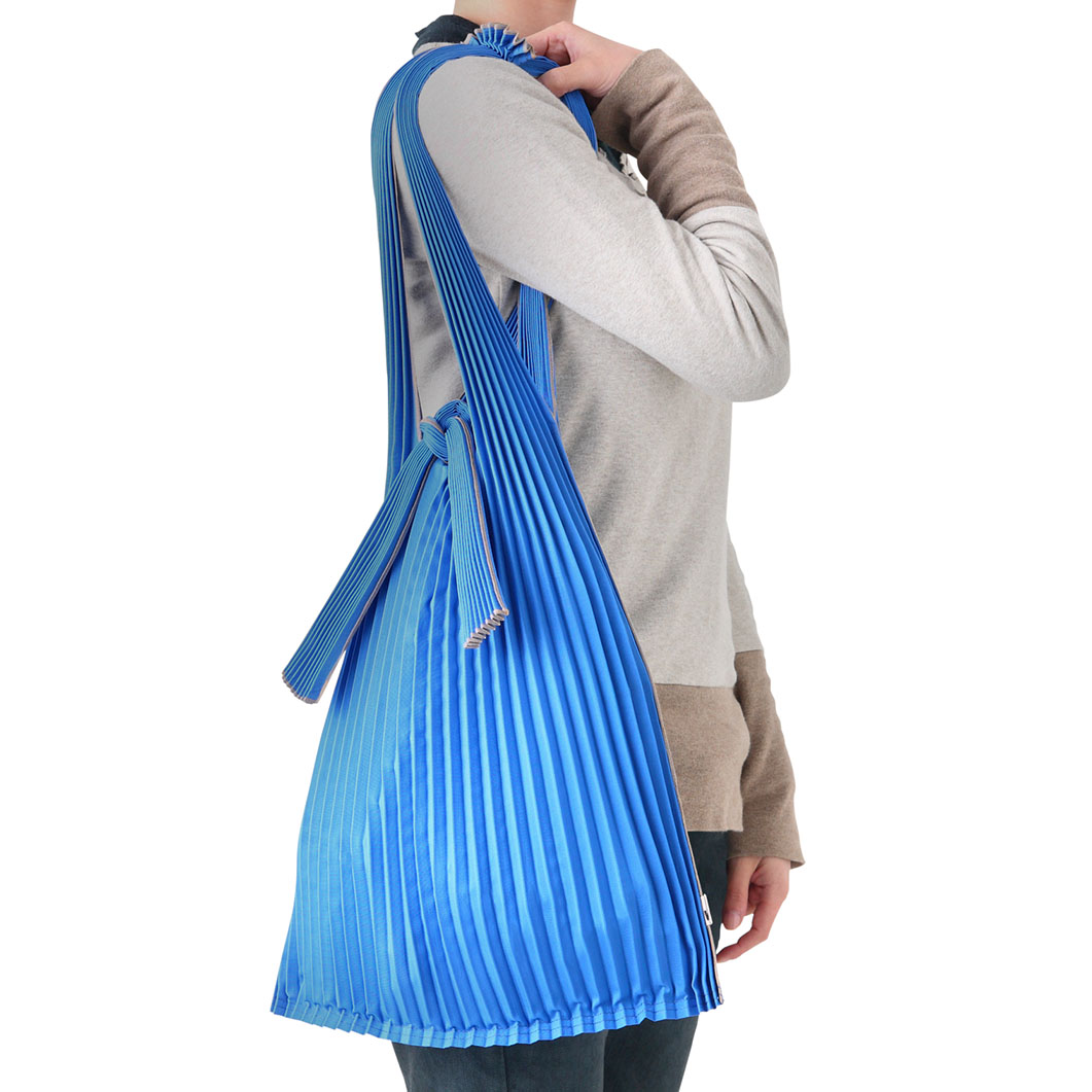 PLECO プリーツバッグ L ブルー コーンベースPLA(ブルー)：ファッション