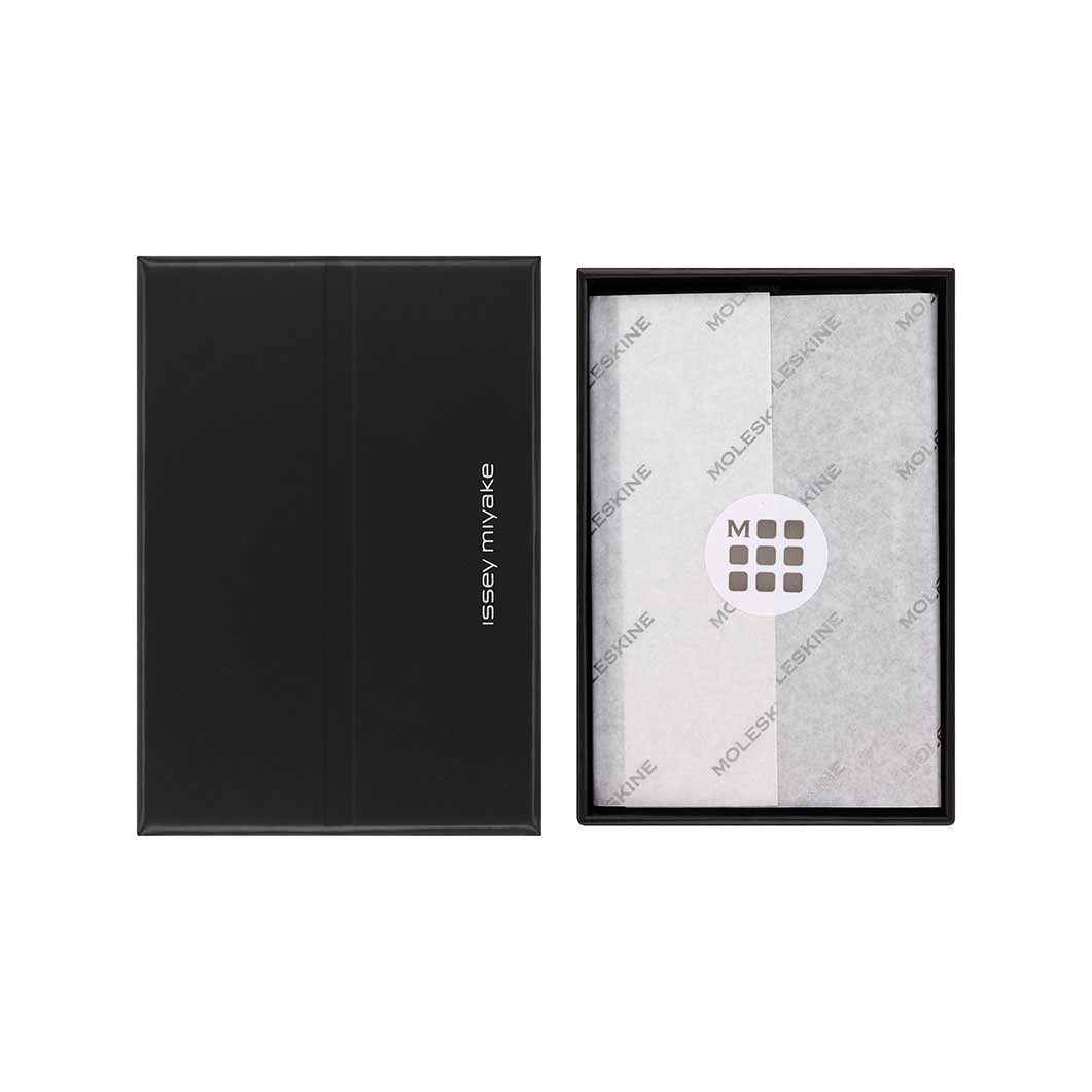 Issey Miyake Moleskine �m�[�g �J�[�h�P�[�X �u���b�N