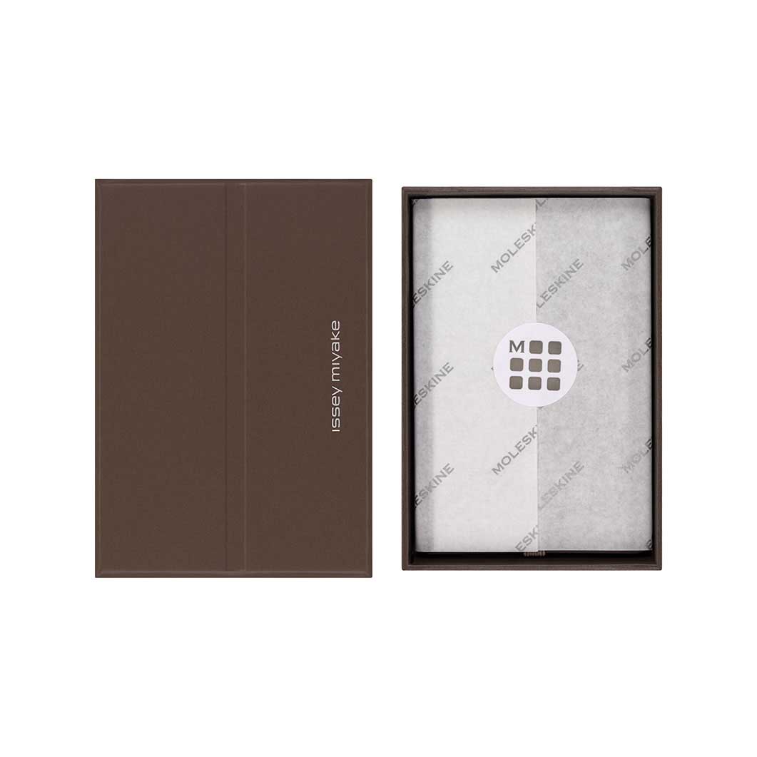 Issey Miyake Moleskine �m�[�g �J�[�h�P�[�X �u���E��